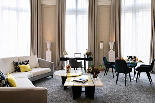 Suite Opera con salón grande independiente y vistas al bulevar o a la calle Scribe - 1 cama extragrande del hotel Sofitel Le Scribe Paris Opéra. Foto 10