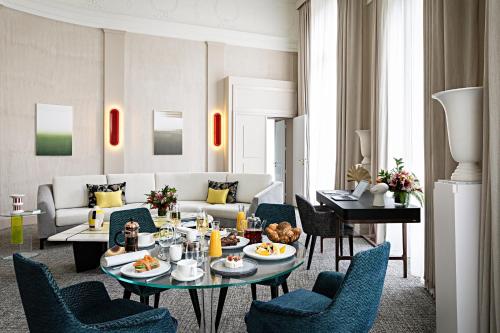 Suite Opera con salón grande independiente y vistas al bulevar o a la calle Scribe - 1 cama extragrande del hotel Sofitel Le Scribe Paris Opéra. Foto 11