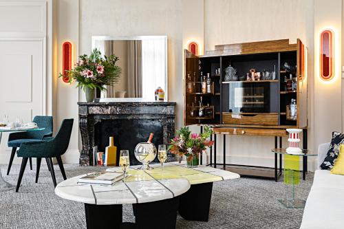 Suite Opera con salón grande independiente y vistas al bulevar o a la calle Scribe - 1 cama extragrande del hotel Sofitel Le Scribe Paris Opéra. Foto 13