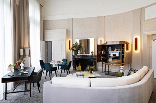 Suite Opera con salón grande independiente y vistas al bulevar o a la calle Scribe - 1 cama extragrande del hotel Sofitel Le Scribe Paris Opéra. Foto 14