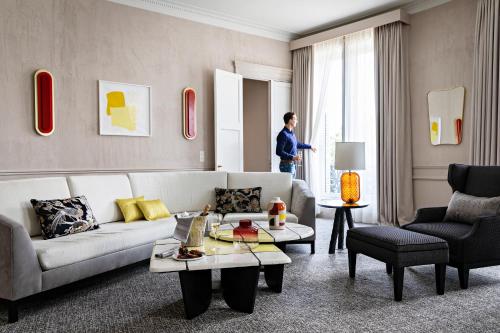 Suite Opera con salón grande independiente y vistas al bulevar o a la calle Scribe - 1 cama extragrande del hotel Sofitel Le Scribe Paris Opéra. Foto 15
