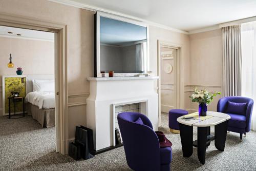 Suite Prestige con sofá cama, salón independiente y vistas al bulevar o a la calle Scribe - 1 cama extragrande del hotel Sofitel Le Scribe Paris Opéra. Foto 3