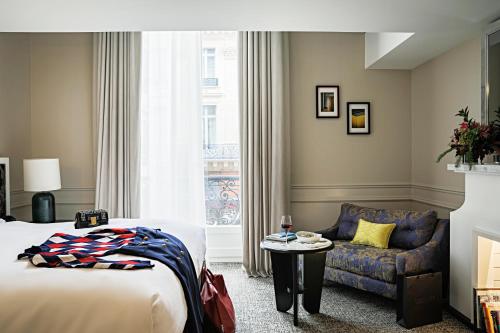 Suite Junior Dúplex con cama extragrande, sofá cama y vistas del hotel Sofitel Le Scribe Paris Opéra. Foto 2