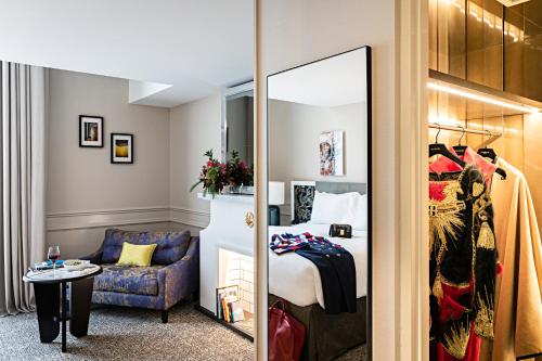 Suite Junior Dúplex con cama extragrande, sofá cama y vistas del hotel Sofitel Le Scribe Paris Opéra. Foto 3