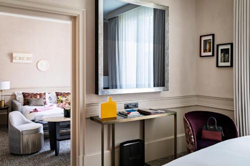 Suite Junior Premium con 1 cama extragrande y sala de estar - Vistas a un patio o a la Rue Scribe del hotel Sofitel Le Scribe Paris Opéra. Foto 2