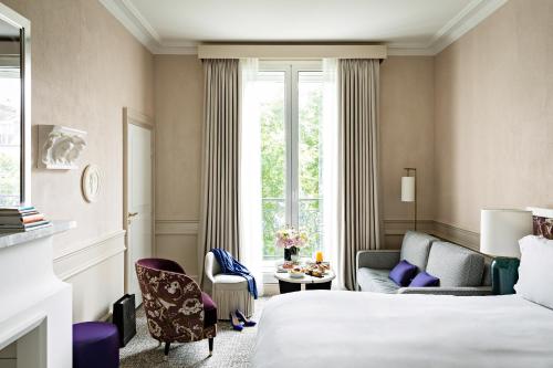 Suite Junior con 1 sofá cama, sala de estar y vistas al patio o a la Rue Scribe - 1 cama extragrande del hotel Sofitel Le Scribe Paris Opéra. Foto 1