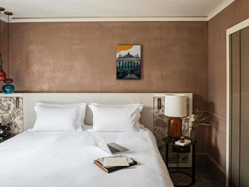 Habitación de lujo con vistas al patio o a la Rue Scribe - 1 cama grande del hotel Sofitel Le Scribe Paris Opéra. Foto 4