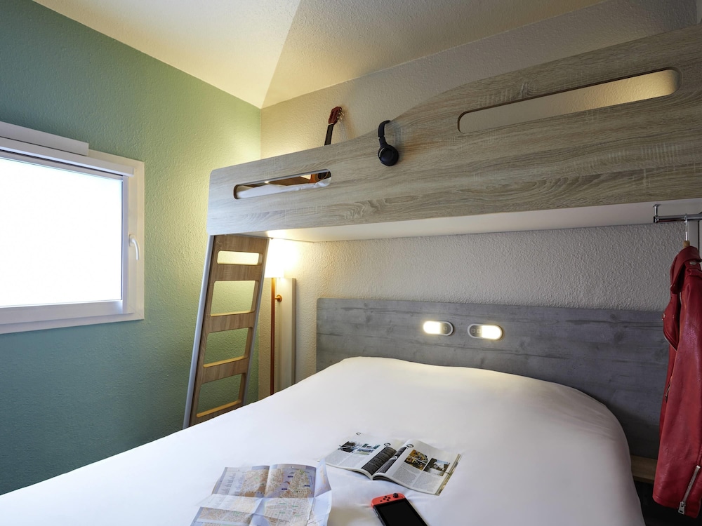 Habitación triple con una cama grande y litera del hotel Ibis Budget Lille Villeneuve D'ascq. Foto 2