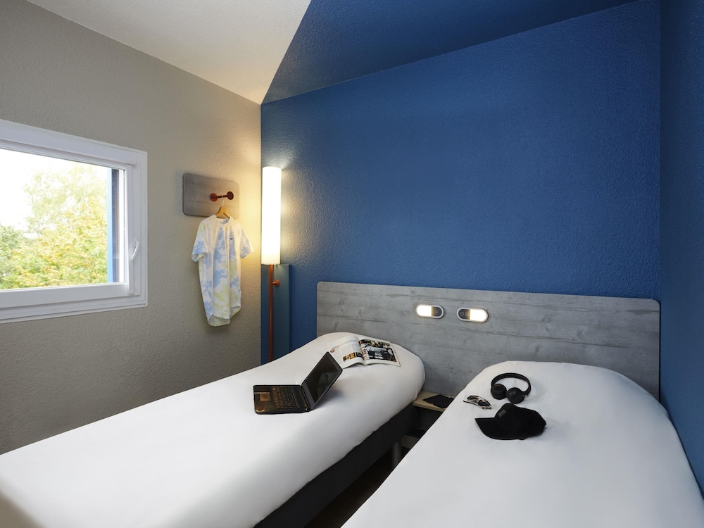 HABITACIÓN TWIN con 2 camas individuales del hotel Ibis Budget Lille Villeneuve D'ascq. Foto 1