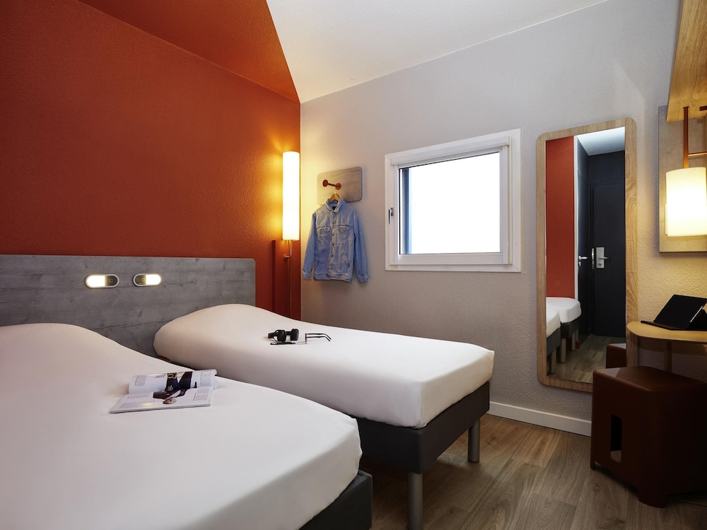 HABITACIÓN TWIN con 2 camas individuales del hotel Ibis Budget Lille Villeneuve D'ascq. Foto 2