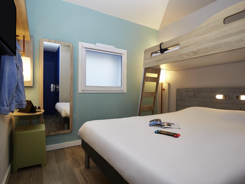 Habitación triple con una cama grande y litera del hotel Ibis Budget Lille Villeneuve D'ascq. Foto 3