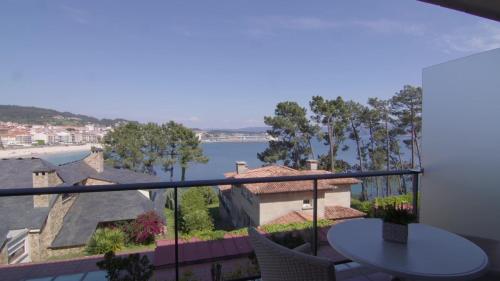 Habitación doble Vista Mar Balcón o Terraza Sofá Cama incluido 2 Camas individuales del hotel Gran Talaso Sanxenxo