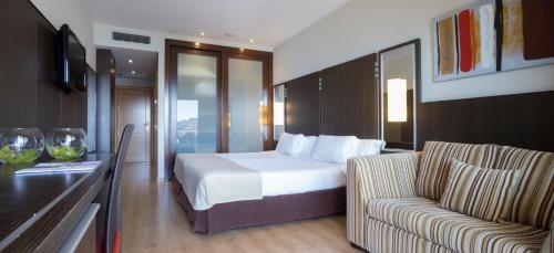 Habitación doble Vista Mar Balcón o Terraza Sofá Cama incluido 2 Camas individuales del hotel Gran Talaso Sanxenxo. Foto 5