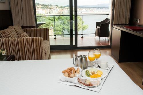 Habitación doble Vista Mar Balcón o Terraza Sofá Cama incluido 2 Camas individuales del hotel Gran Talaso Sanxenxo. Foto 8