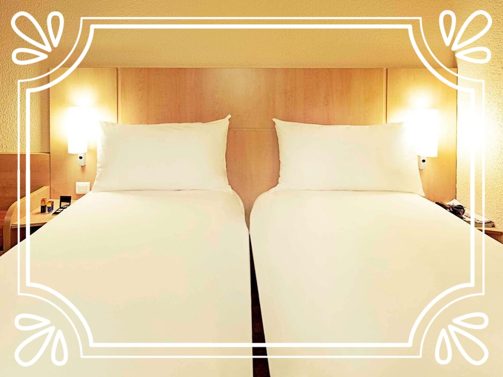 Habitación estándar con dos camas individuales del hotel Ibis Chatellerault. Foto 1