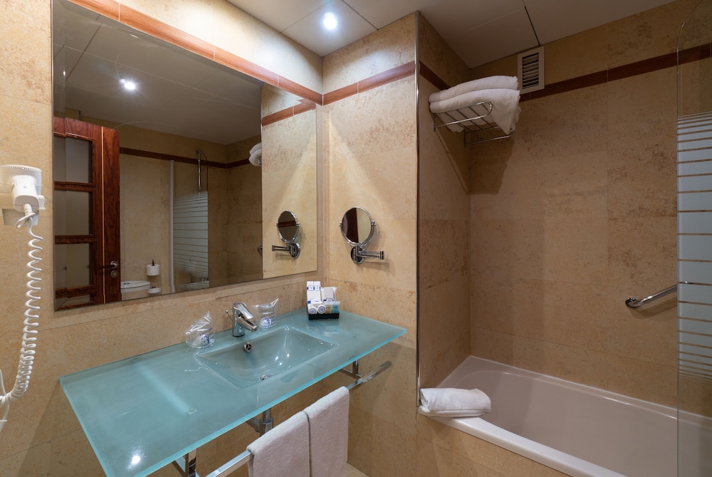 Habitación triple del hotel Ms Maestranza. Foto 3