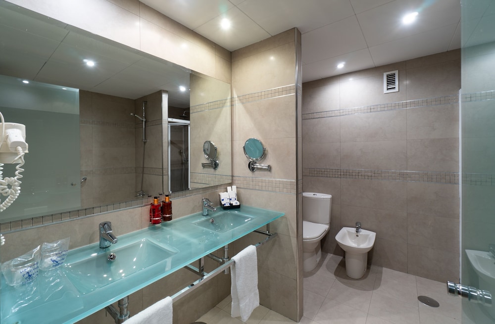 Habitación triple del hotel Ms Maestranza. Foto 5