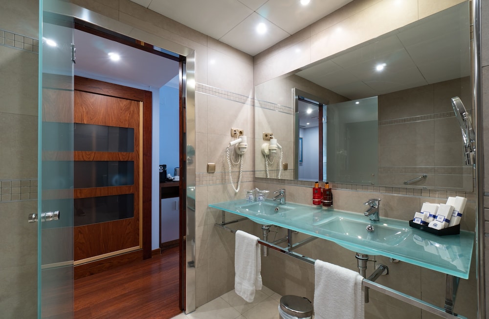 Habitación triple del hotel Ms Maestranza. Foto 6