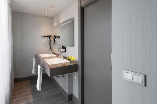 Habitación Doble Superior con terraza - 1 o 2 camas del hotel Nh Madrid Zurbano. Foto 3