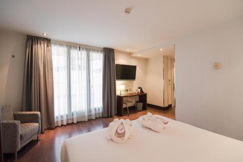 Habitación Doble con terraza del hotel Petit Palace Marques Santa Ana. Foto 5