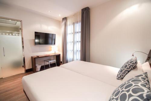 Habitación Doble del hotel Petit Palace Marques Santa Ana. Foto 2