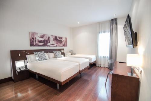 Habitación Triple del hotel Petit Palace Marques Santa Ana