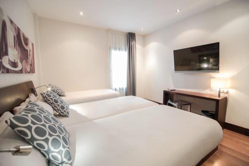 Habitación Triple del hotel Petit Palace Marques Santa Ana. Foto 3