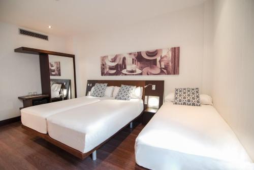 Habitación Triple del hotel Petit Palace Marques Santa Ana. Foto 4