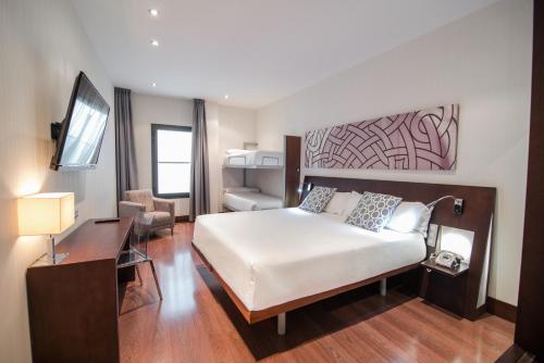 Habitación cuádruple del hotel Petit Palace Marques Santa Ana