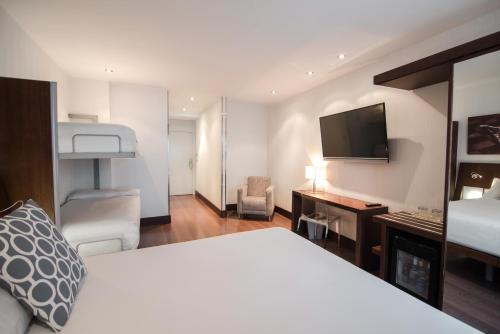 Habitación cuádruple del hotel Petit Palace Marques Santa Ana. Foto 1