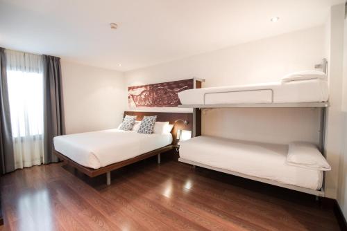 Habitación cuádruple del hotel Petit Palace Marques Santa Ana. Foto 2