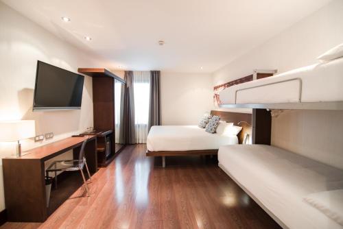 Habitación cuádruple del hotel Petit Palace Marques Santa Ana. Foto 4