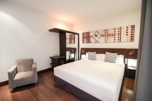 Habitación Doble del hotel Petit Palace Marques Santa Ana. Foto 7