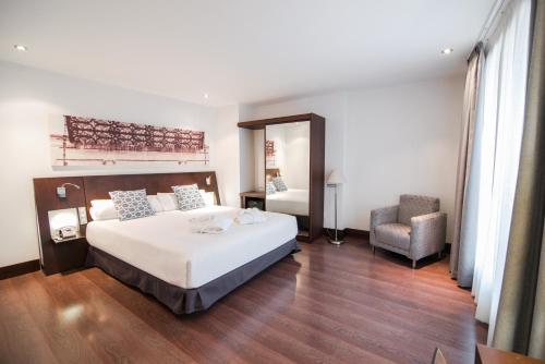 Habitación Doble con terraza del hotel Petit Palace Marques Santa Ana. Foto 9