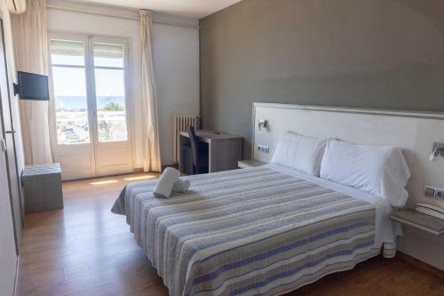 Habitación Doble Deluxe con balcón y vistas al mar del hotel Planas