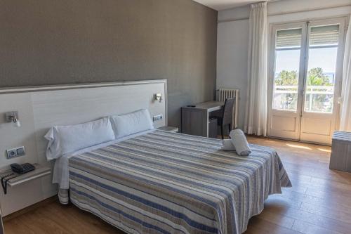 Habitación Doble Deluxe con balcón y vistas al mar del hotel Planas. Foto 1