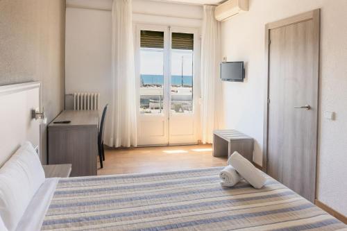 Habitación Doble Deluxe con balcón y vistas al mar del hotel Planas. Foto 2
