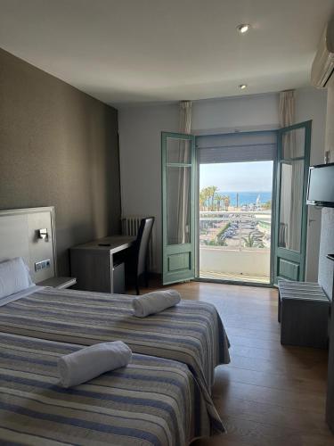 Habitación Doble Deluxe con balcón y vistas al mar del hotel Planas. Foto 4