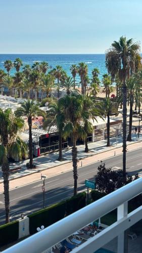 Habitación Doble Deluxe con balcón y vistas al mar del hotel Planas. Foto 5