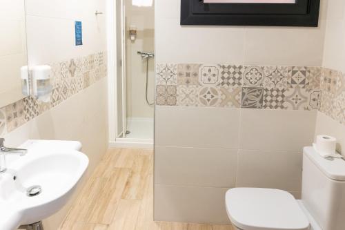 Habitación Doble con balcón - 1 o 2 camas del hotel Planas. Foto 16