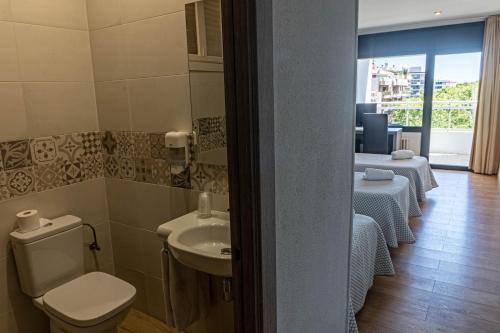 Habitación Triple del hotel Planas. Foto 9