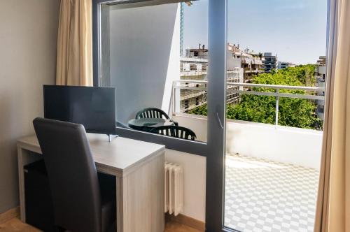 Habitación triple Balcón o Terraza Vista ciudad 3 camas individuales del hotel Planas. Foto 9