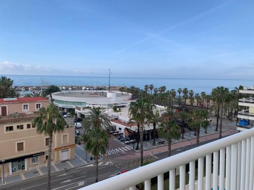 Habitación Doble Deluxe con balcón y vistas al mar del hotel Planas