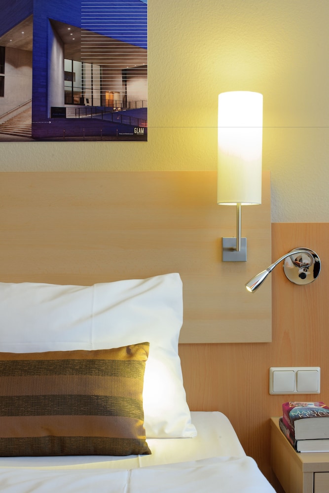 Habitación superior con 1 cama king - size y vistas al jardín del hotel Mercure Schweinfurt Maininsel. Foto 2