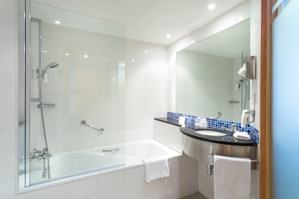 Habitación estándar, 1 cama doble con sofá cama del hotel Holiday Inn Express Lisbon - Oeiras, An Ihg. Foto 9