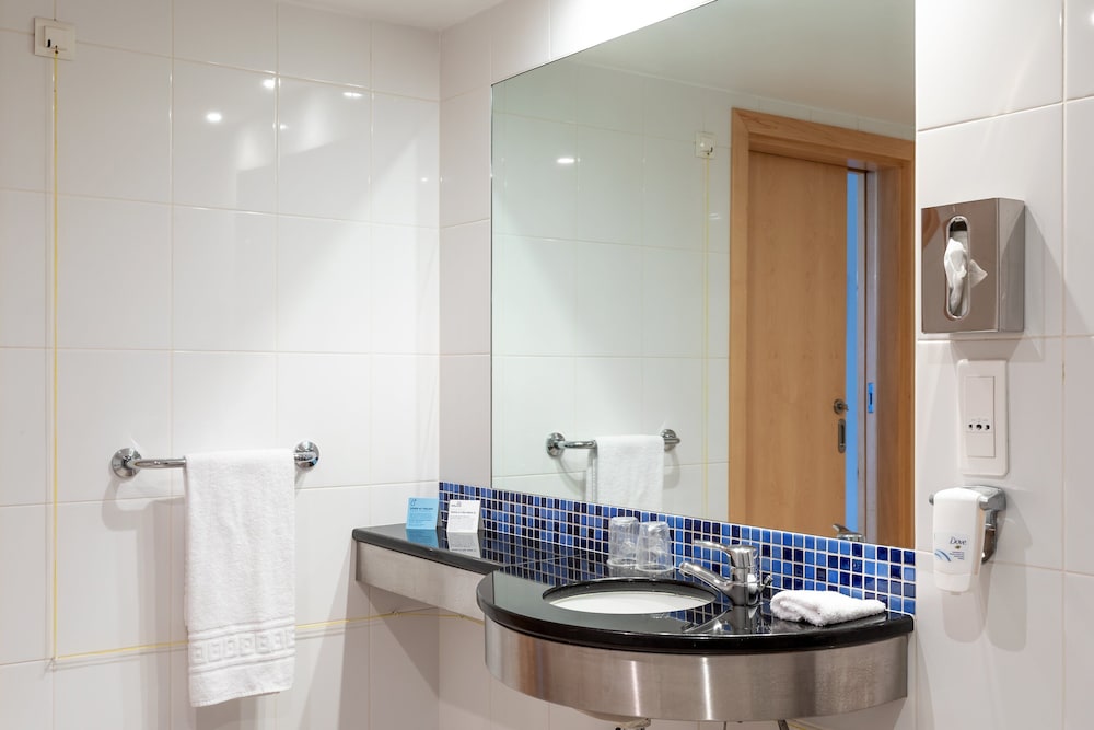 Habitación estándar, 1 cama doble con sofá cama del hotel Holiday Inn Express Lisbon - Oeiras, An Ihg. Foto 11