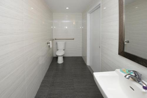 Habitación Doble adaptada para personas con movilidad reducida del hotel Americas Best Value Inn, Central Valley. Foto 6