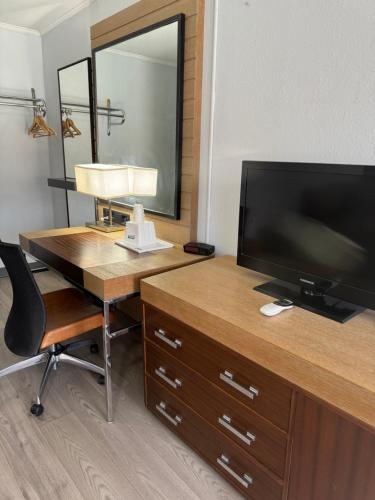 Habitación Doble adaptada para personas con movilidad reducida del hotel Americas Best Value Inn, Central Valley. Foto 7