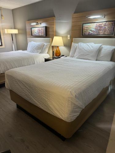 Habitación Doble con 2 camas dobles - No fumadores del hotel Americas Best Value Inn, Central Valley. Foto 9