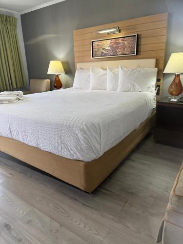 Habitación - 1 cama extragrande - No fumadores del hotel Americas Best Value Inn, Central Valley. Foto 4